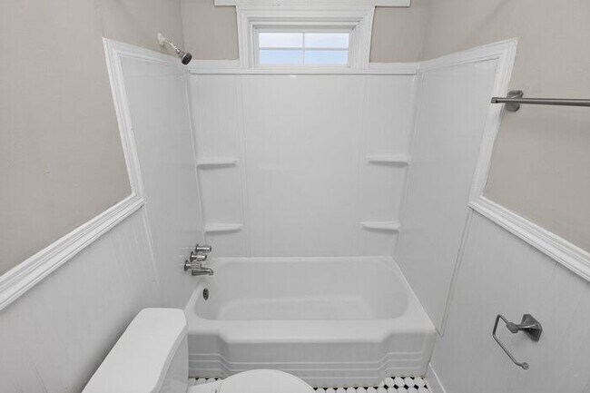 Building Photo - Charming 2BD/1BA Brick Duplex in NoDa!