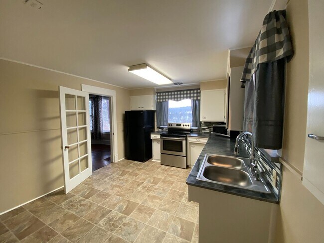 Building Photo - 2028 W 9th Ave