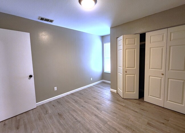 Building Photo - 5908 S Willow Way