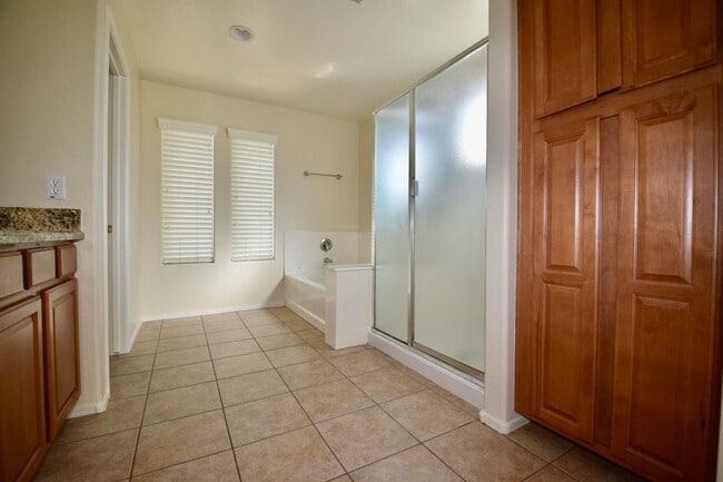 Building Photo - Beautiful Seville Area 4 bedroom Home!