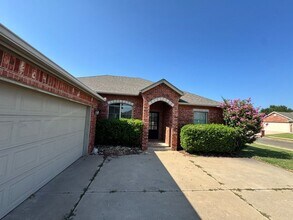 Building Photo - 3 bed, 2 bath 2 garage in Edmond!