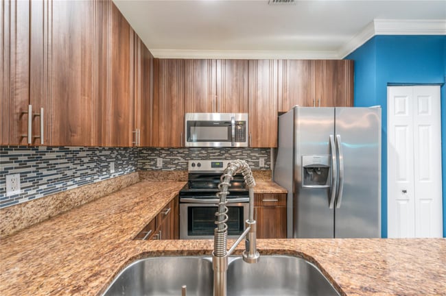 Building Photo - 422 NE 1st Ave