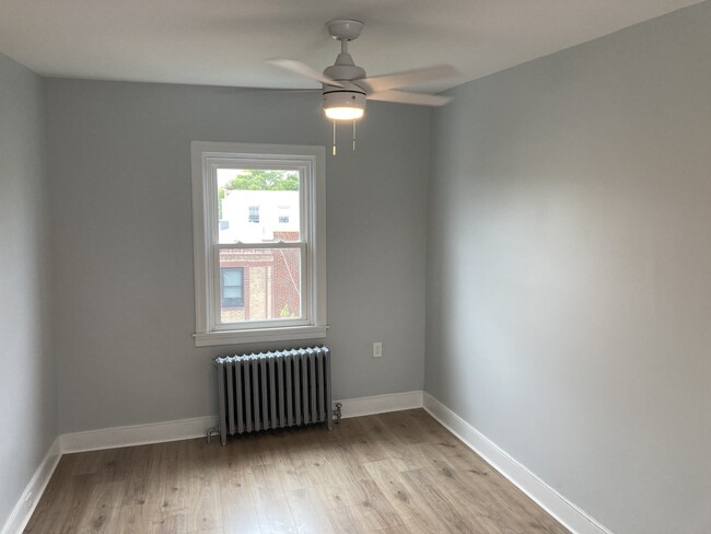 The cozy 3rd floor bedrooms feature cosy radiators, freshly laid floors and new windows. Use them a - 2621 E Somerset St