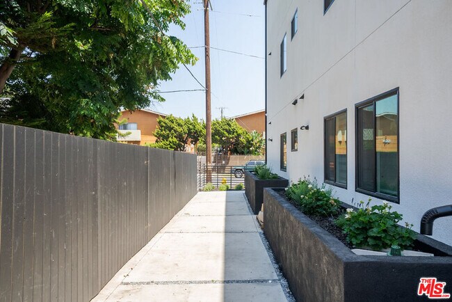 Building Photo - 1341 Mariposa Ave