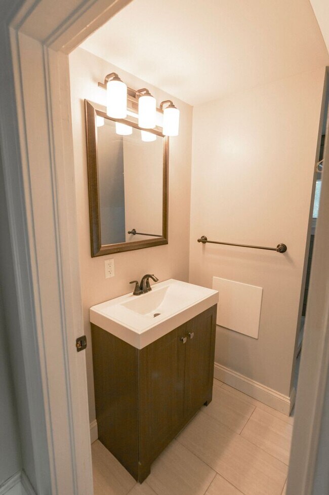 Building Photo - Three Bedroom One Bath