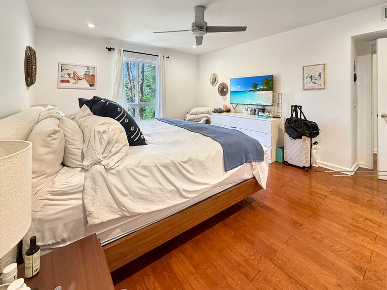 Building Photo - 1262 S Barrington Ave