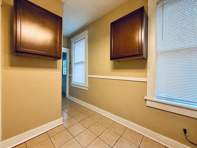 Building Photo - 831 Maury St