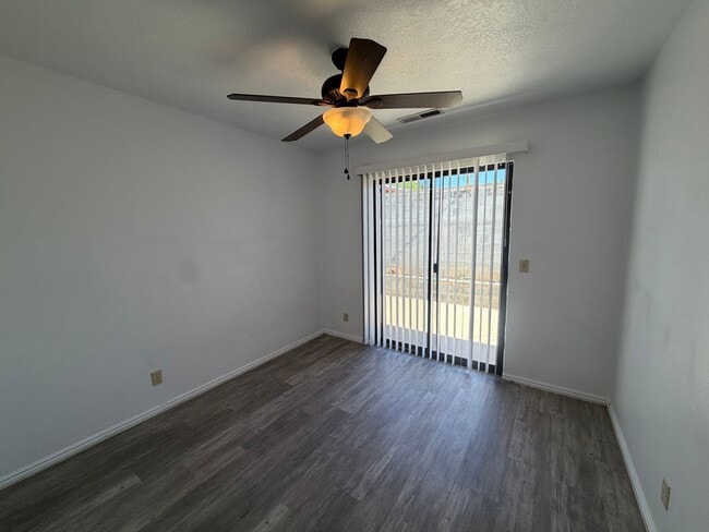 Building Photo - DARLING TOWNHOME FOR RENT!