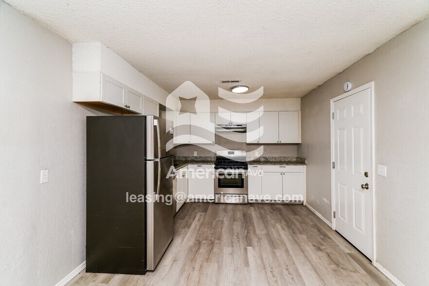 Building Photo - 4408 S Cypress Ave
