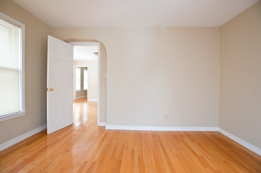 Building Photo - 2431 N Farwell Ave