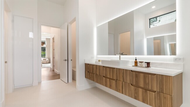 Building Photo - 17400 Rosella Rd