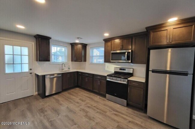 Building Photo - 700 Anglesea Ave