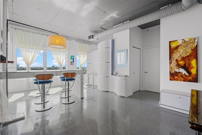 Building Photo - 10 SW South River Dr