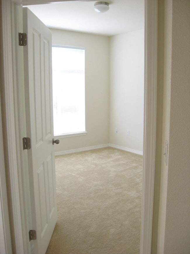 Building Photo - Beautiful 2-bed 2-bath condo!