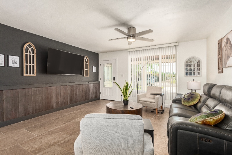 Building Photo - 1328 W 6th St