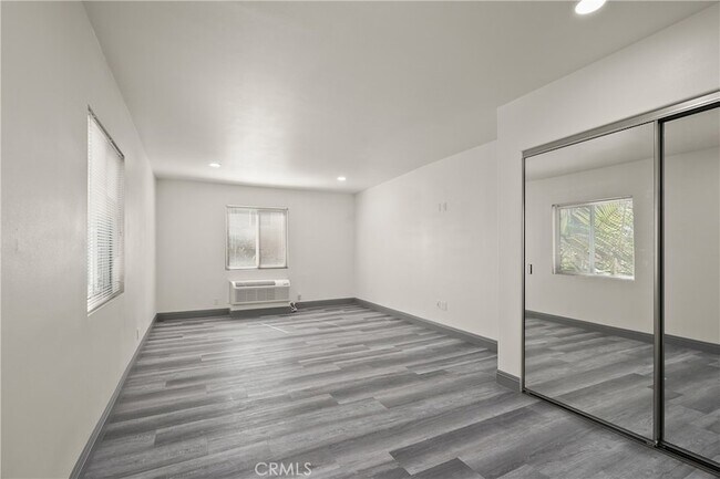 Building Photo - 14335 Hamlin St