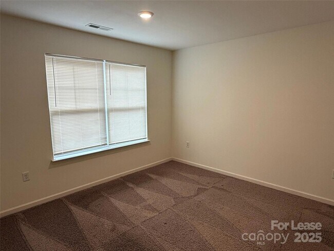 Building Photo - 2025 Oakdale Rd