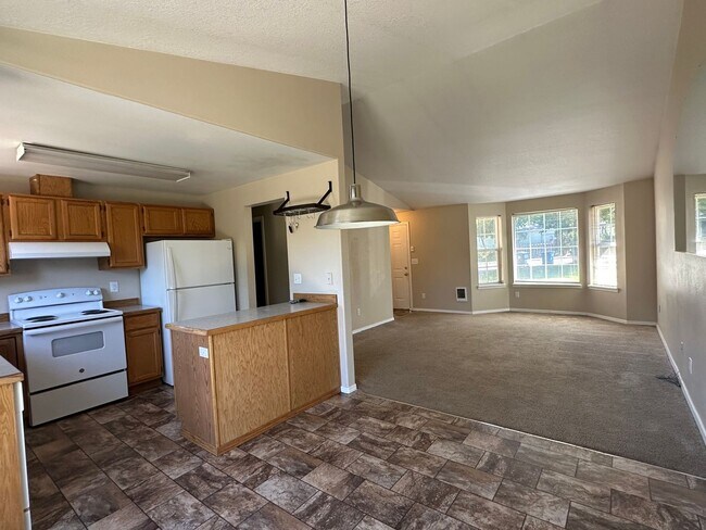 Building Photo - Cozy 3 Bed 2 Bath Home in SW Redmond!