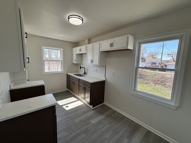 Building Photo - 354 Taney St