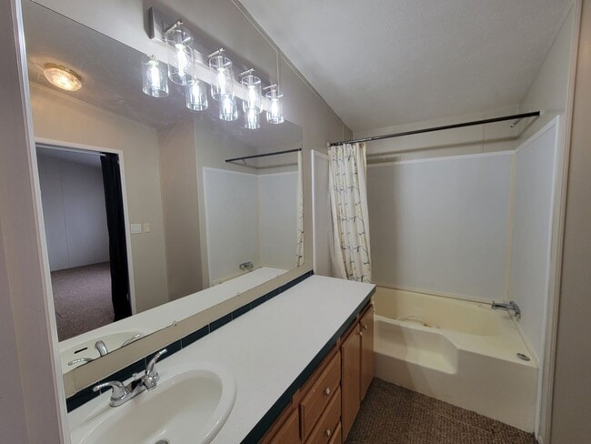 Building Photo - For Rent – 3 Bedroom, 2 Bath Home Near Old...