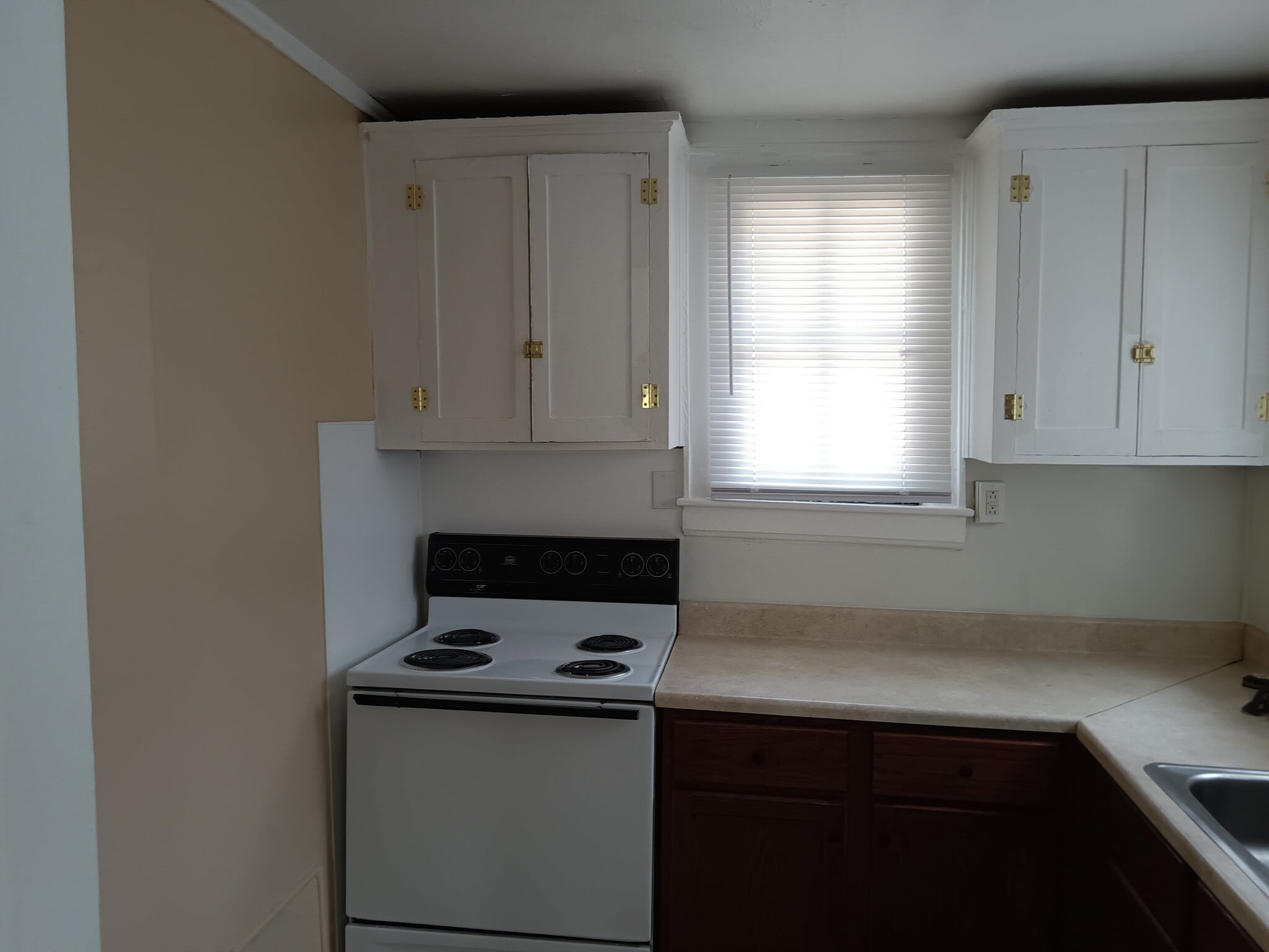 Building Photo - 1552 Lewis St