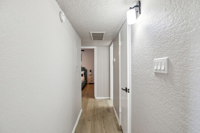 Building Photo - 2545 Thomason Cir