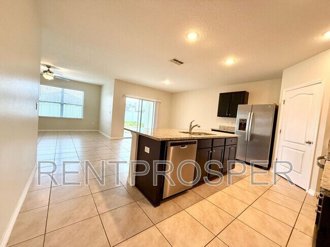 Building Photo - 3005 Country Club Cir