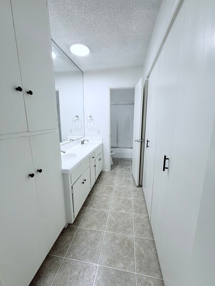 Building Photo - 10634 Holman Ave