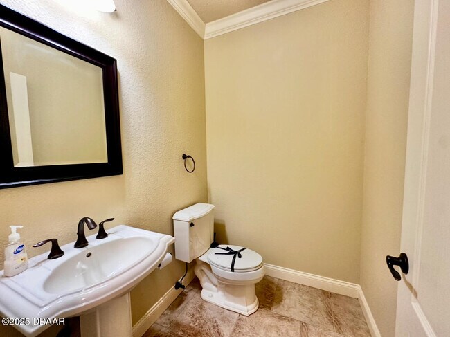 Building Photo - 5090 Riverside Dr
