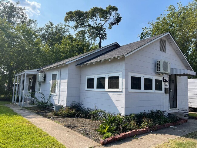 Primary Photo - 5101 Crane St