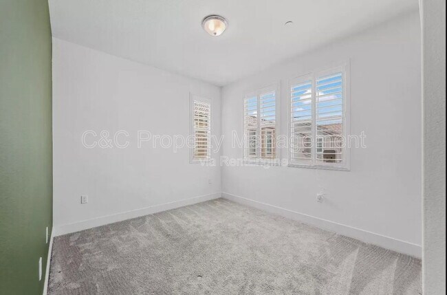 Building Photo - 8883 Solo Wy