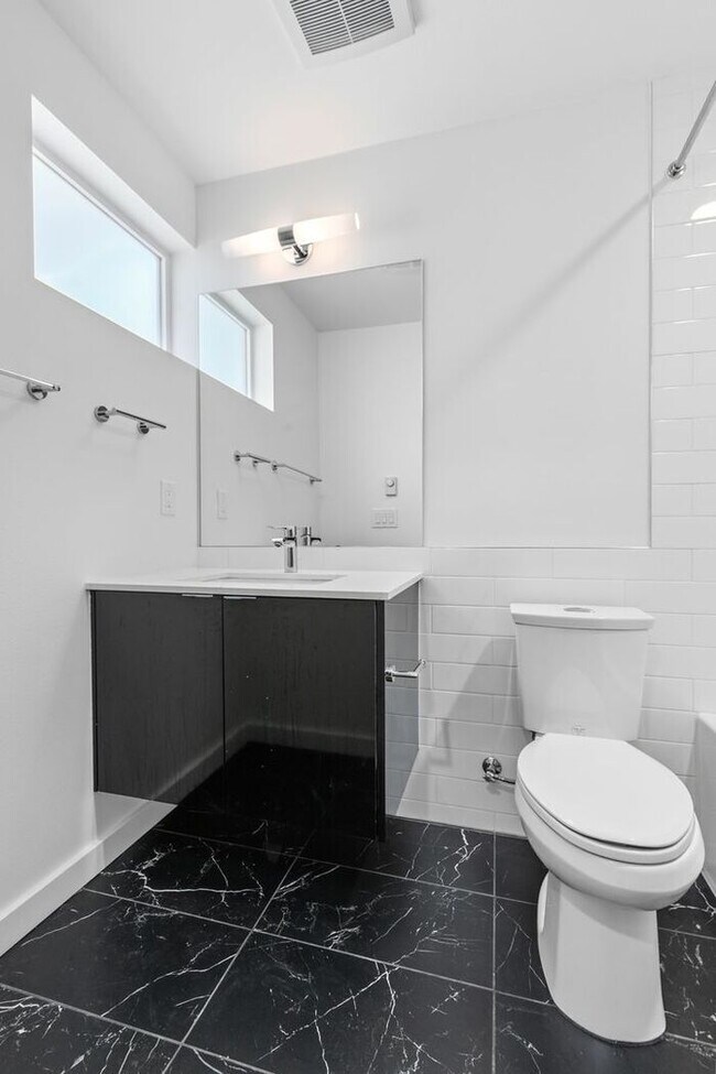 Building Photo - Fresh, Air-Conditioned Standalone Townhome in Coveted Lincoln Park