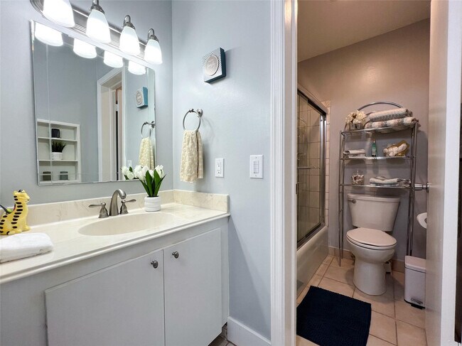 Building Photo - 6239 Bay Club Dr