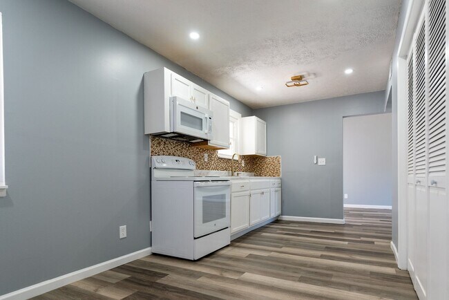 Building Photo - Beautifully Updated 3BR Home with Fenced Yard & Covered Porch