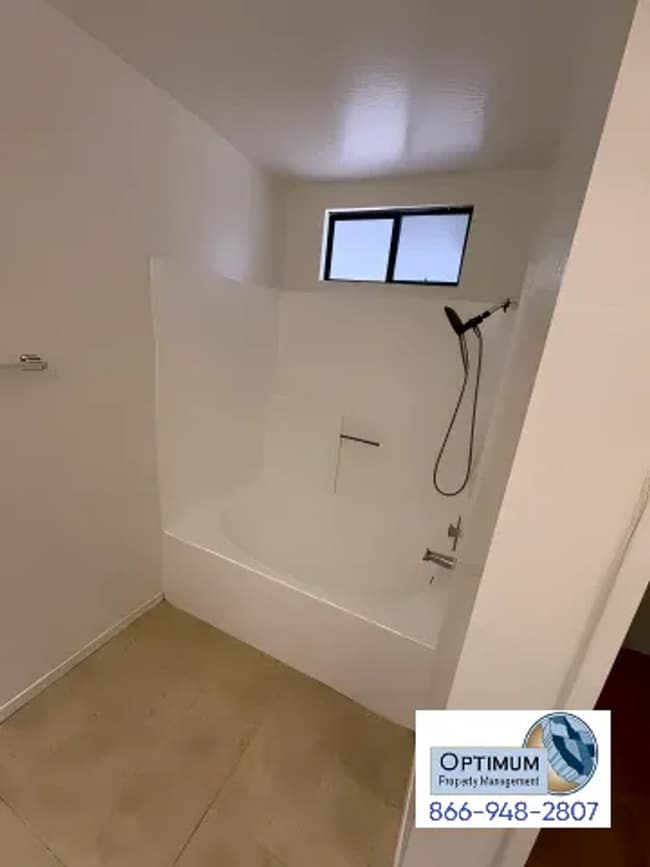 Building Photo - Spacious 4 Bedroom, 2 Bathroom Home in Central Victorville