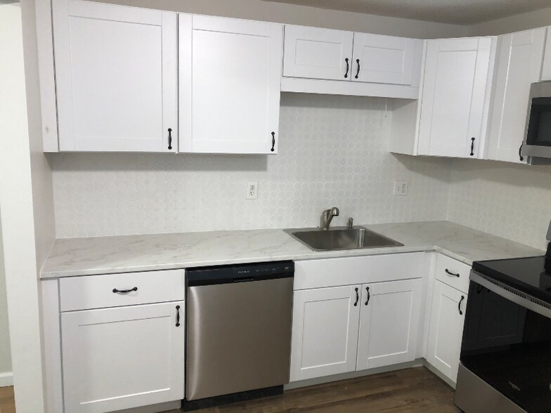 Building Photo - 85 Old Town Rd