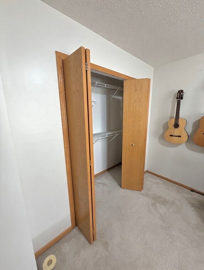 Building Photo - Great 2 Bedroom Townhome in Prime Apple Valley Location!   W’Finished Basement