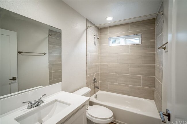 Building Photo - SPACIOUS and nicely updated 3bd/2ba near U...