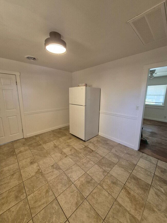 Building Photo - 2 bed, 1 Bath house in Bolivar, Mo! Call Quick!