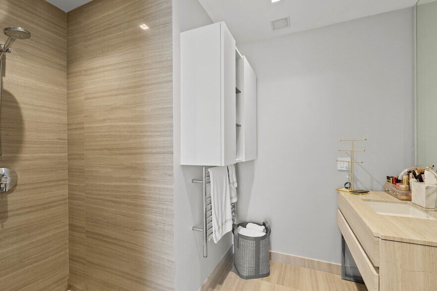 Building Photo - 18975 Collins Ave