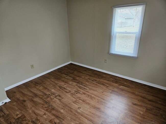 Building Photo - 2 bedroom 1 bath house