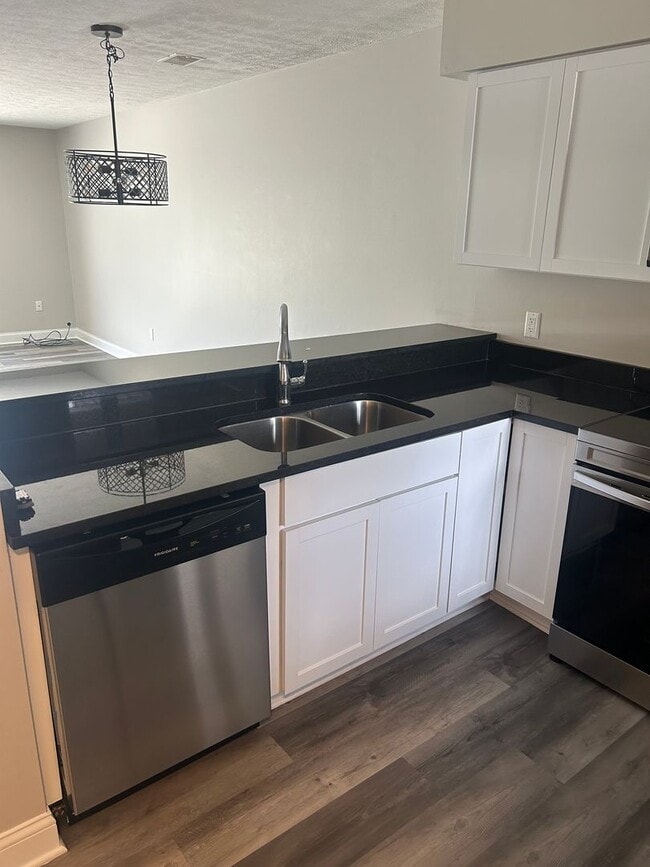 Building Photo - 2 Bedroom  2 1/2 Bath Condo