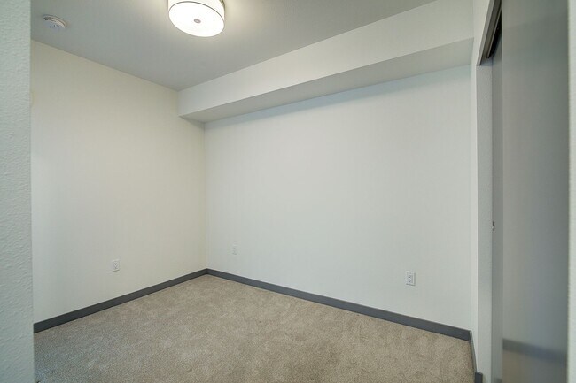 Building Photo - 0bd/1ba Kirkland Condo