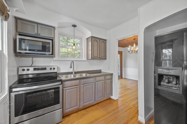 Building Photo - ANDERSON- Charming 4 bedroom 2 bath with fenced backyard