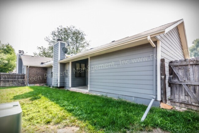 Building Photo - 904-906 Camelot Ct.