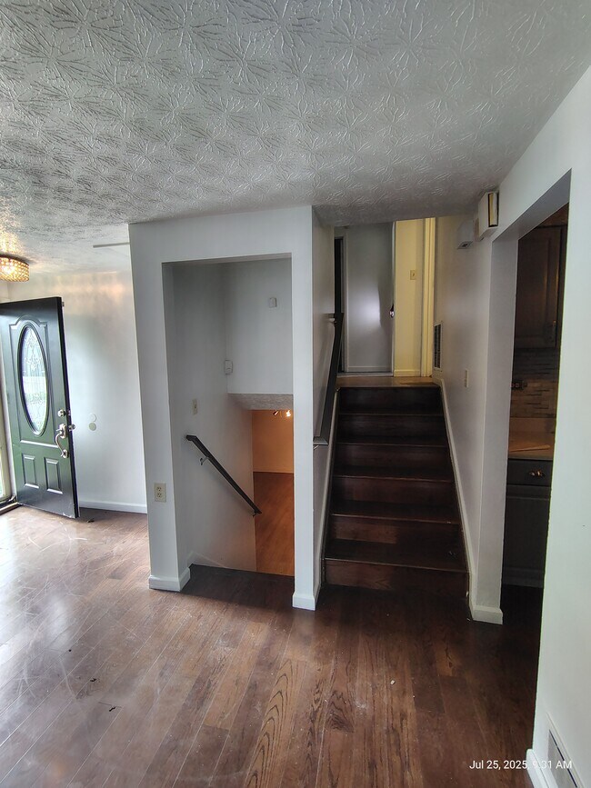 Building Photo - 4165 Commodore St