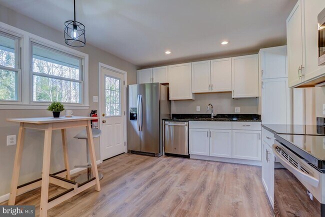Building Photo - 6417 Earlham Dr