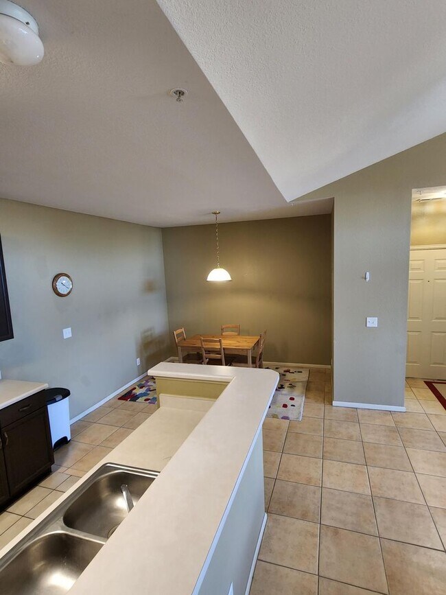 Building Photo - 2 Bed 2 Bath Condo With Balcony!