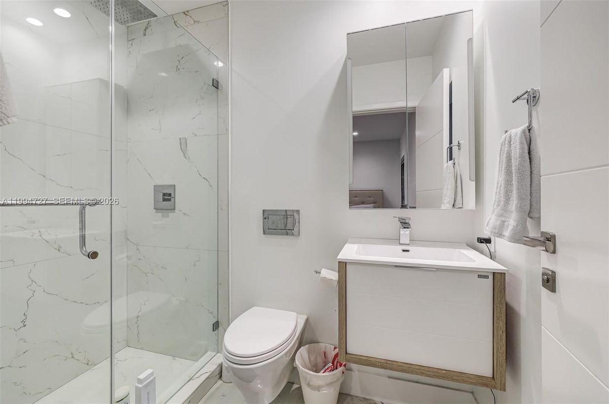 Building Photo - 79 Shore Dr E