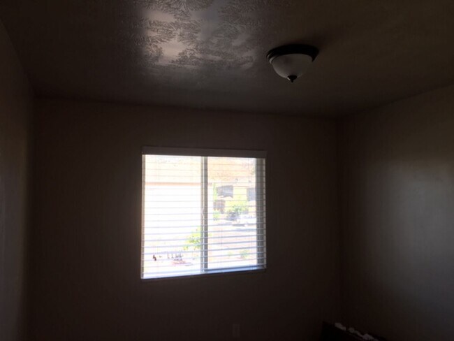 Building Photo - Roomy townhome